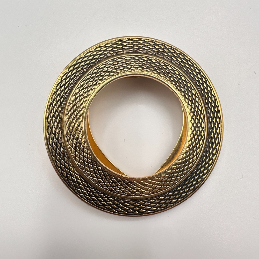 Vintage 80s 90s Lieba USA Gold Tone Textured Round Scarf Clip Accessory Fashion